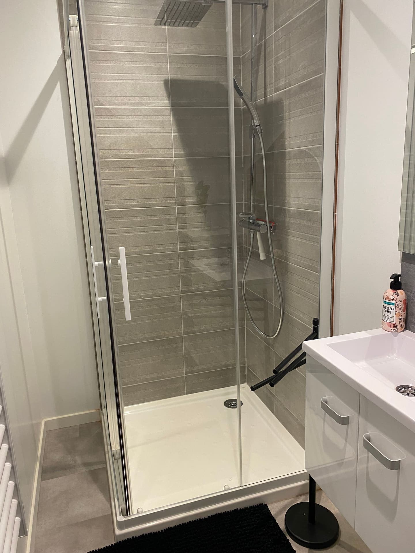 Douche à paroi coulissante