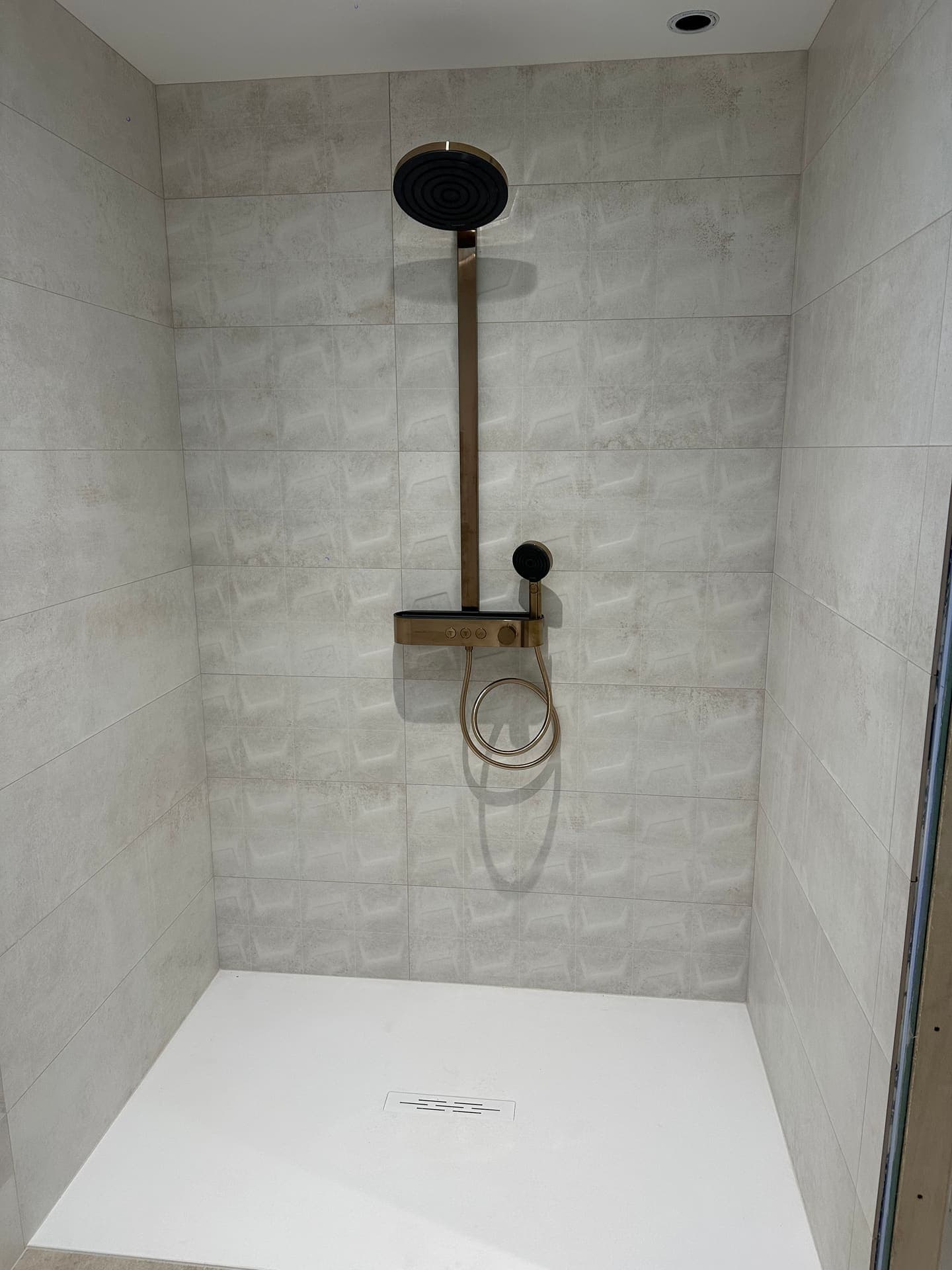Meuble vasque sur mur bleu canard